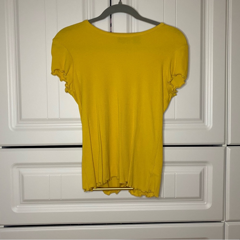 Women’s yellow, fitted T-shirt